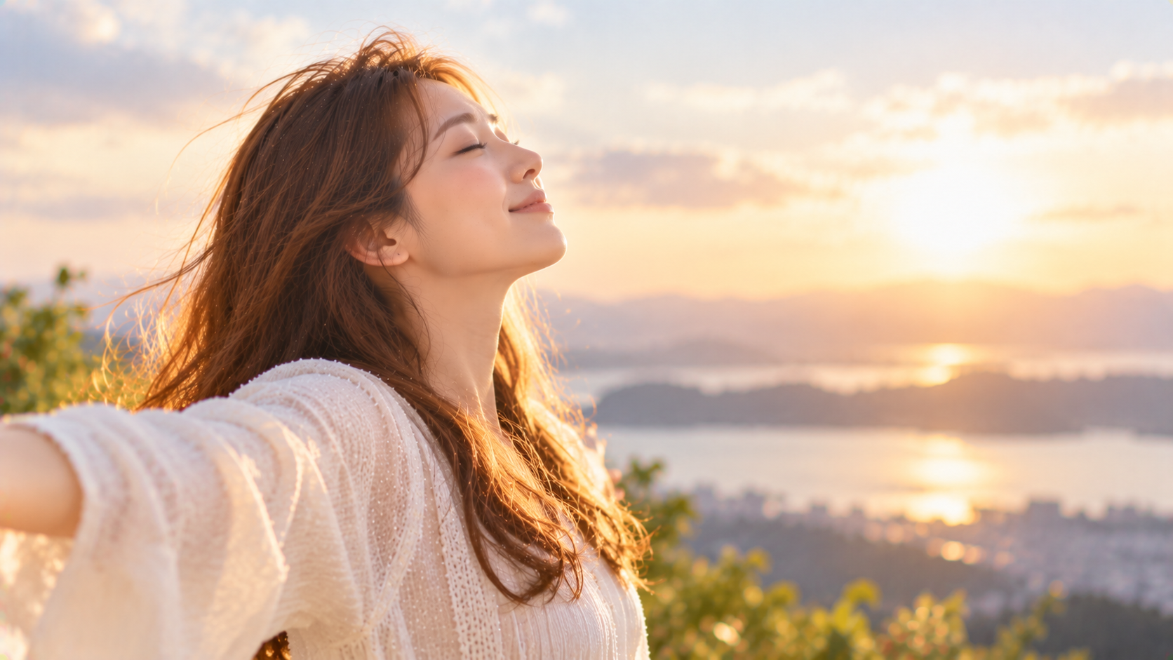 朝日に包まれ両手を広げる女性と湖畔の絶景